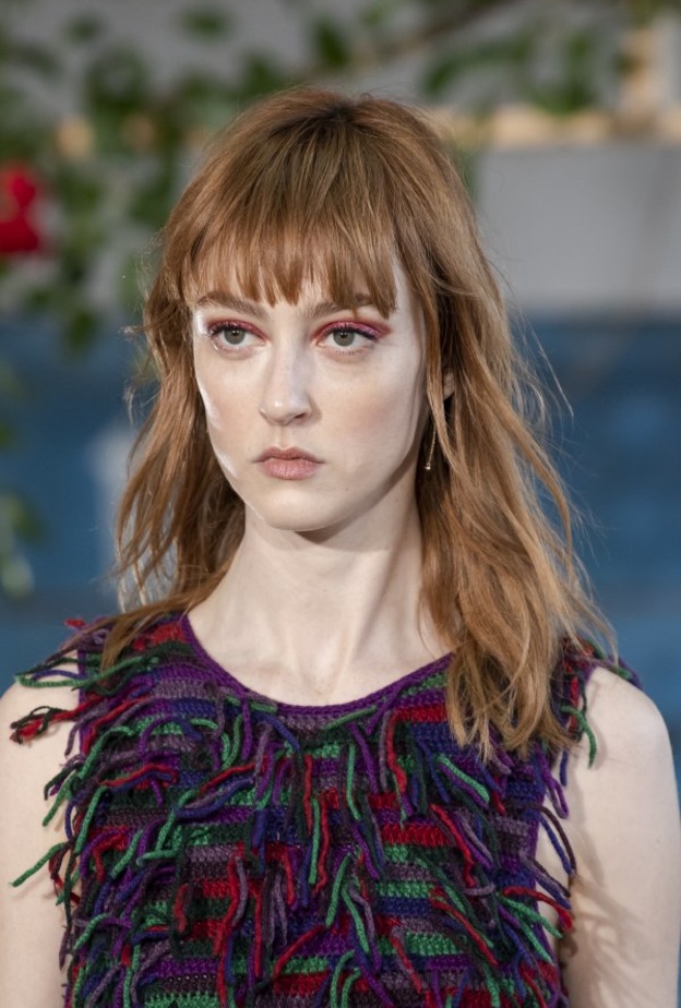 رسمات مكياج باللون الزهري في خريف 2020 من دار Jonathan Cohen.jpg 