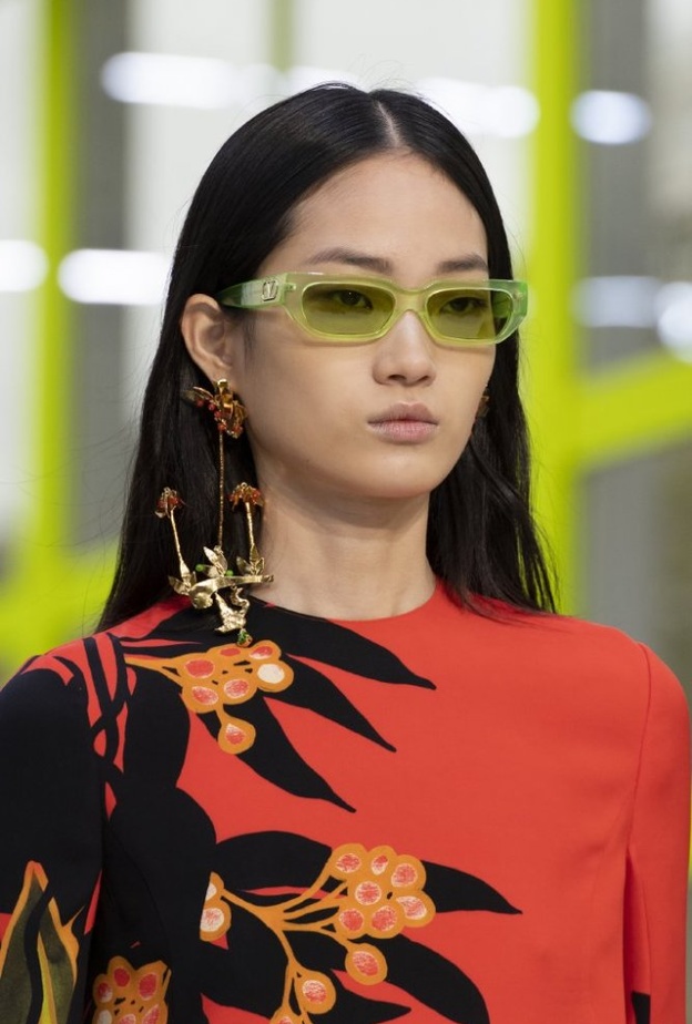  احدث موديلات نظارات شمسية نسائية باللون الاخضر من Valentino