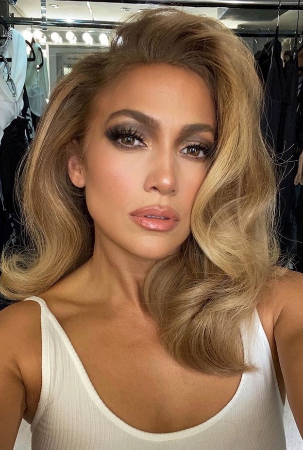 استوحي مكياجك القوي من أجدد إطلالات Jlo