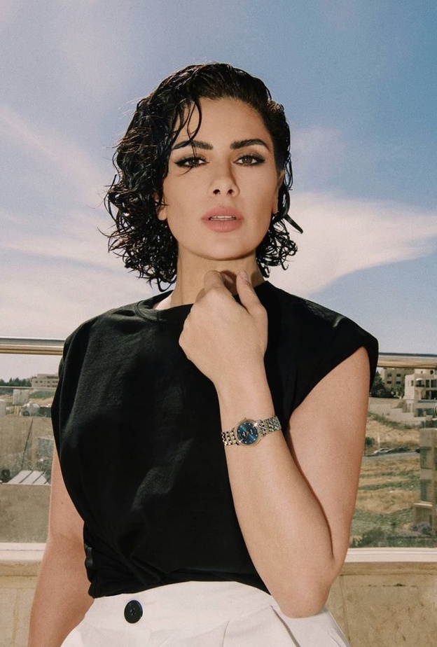 صبا مبارك بتسريحة شعر كيرلي مبللة