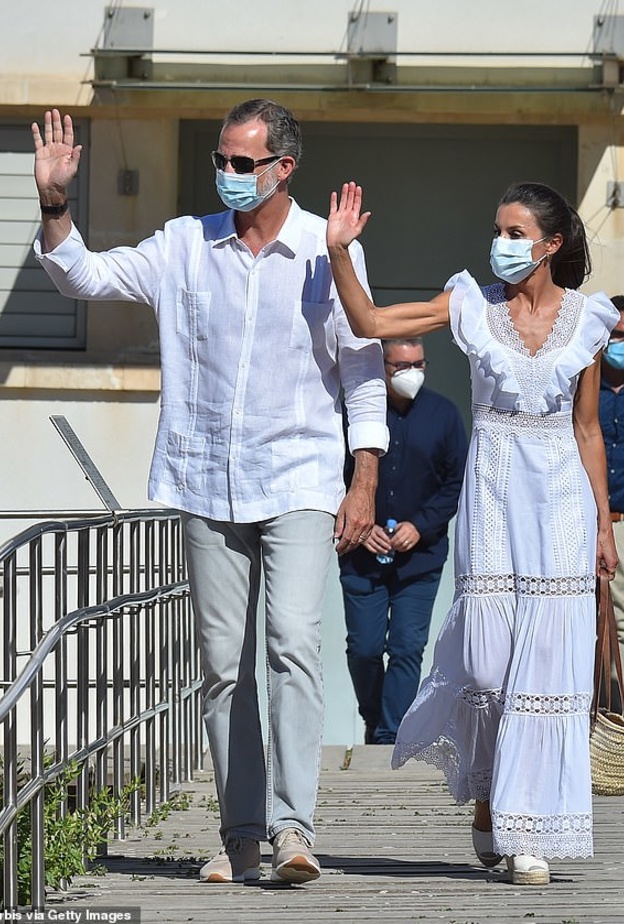 أحدث إطلالات الملكة ليتيزيا والملك فيليب السادس في إبيزا