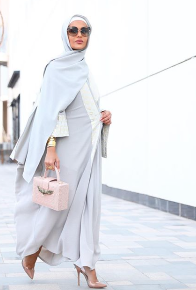 عباية فاتحة أنيقة باطلالة راقية وجذابة اختارتها مدونة الموضة مرمر محمد
