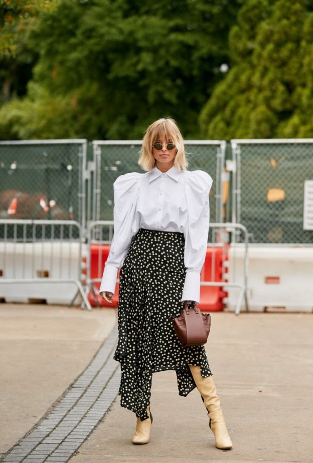  نسقي القميص الابيض العصري مع التنورة