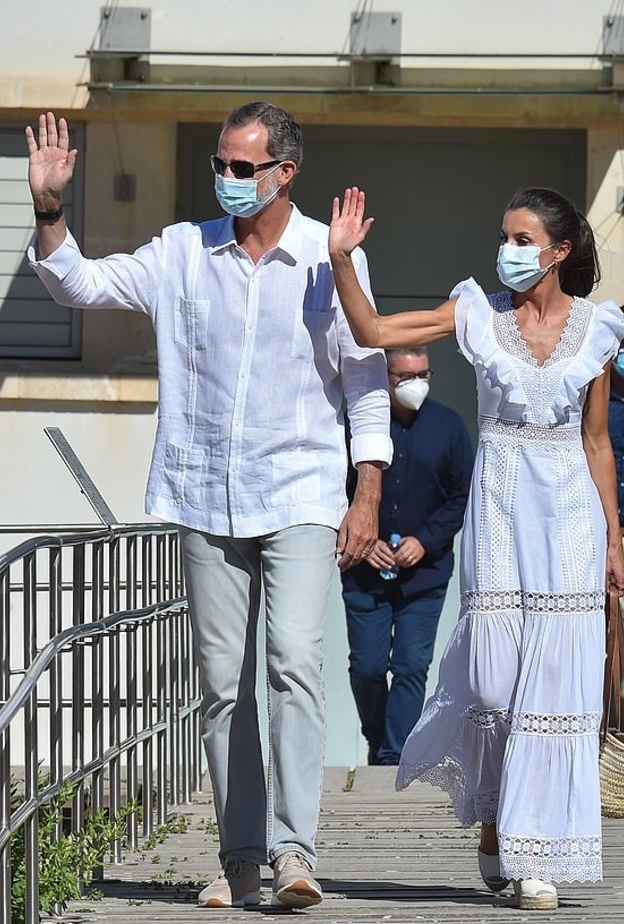 طرق تنسيق الفستان الشبابي من وحي إطلالة ليتيزيا ملكة إسبانيا الاخيرة