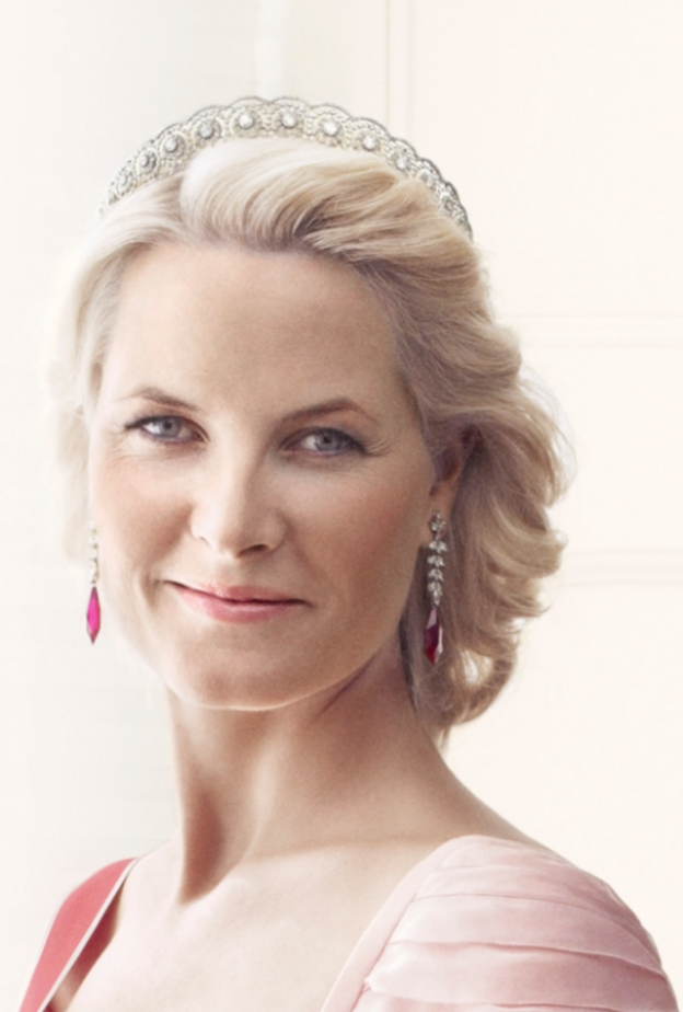 بمناسبة عيدها الـ 47.. أجمل مجوهرات ميت ماريت "ساندريلا" القصر الملكي النرويجي