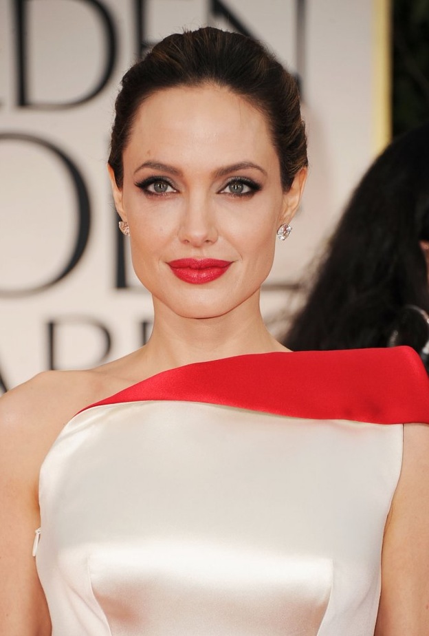 كيفية الحصول على شفاه ممتلئة باستخدام الروج على طريقة انجلينا جولي