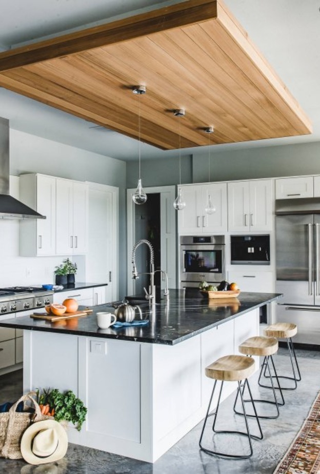  ⁨تصميم رائع لسقف المطبخ يجمع بين الخشب والجبس