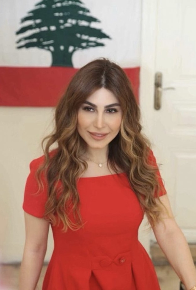 يارا تنشر التفاؤل بصورة لها مع العلم اللبناني بعد أسبوعين من انفجار بيروت