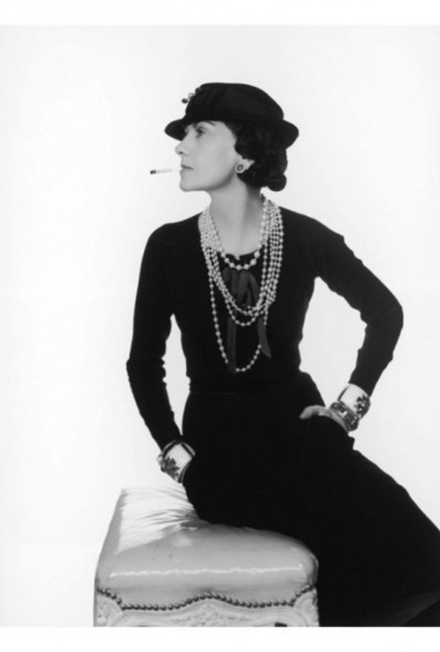 كوكو شانيل مصممة الأزياء الأيقونية الأكثر شهرة في العالم