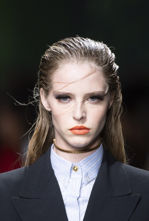 شعر مبلل عشوائي بأسلوب versace