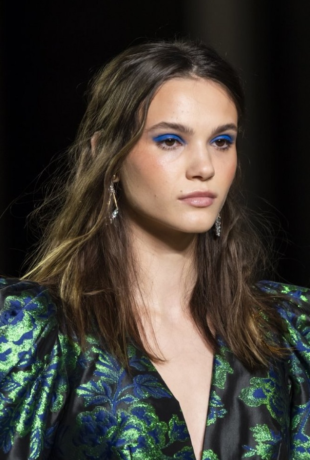  طرق تطبيق مكياج عيون ازرق جريء لتوسيع العينين من دار Tadashi Shoji