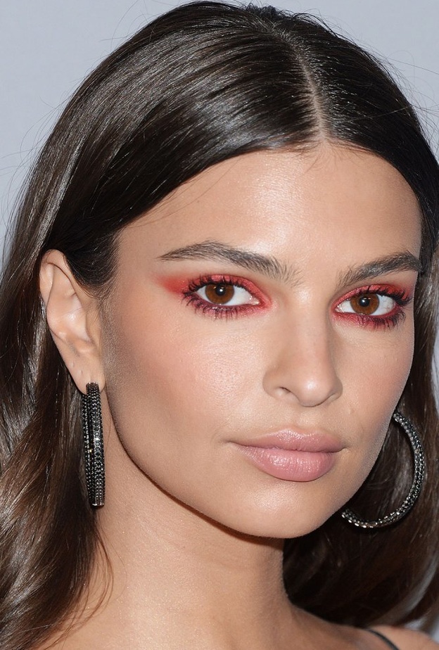 Emily Ratajkowski بالظلال الأحمر الكات آيز
