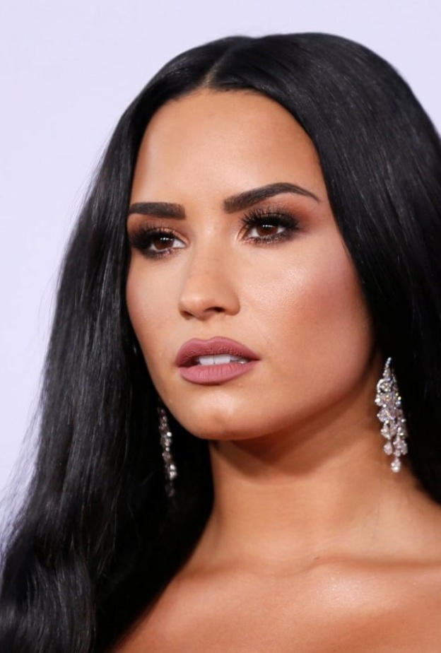 الشعر الويفي مع المكياج السموكي الترابي المثالي