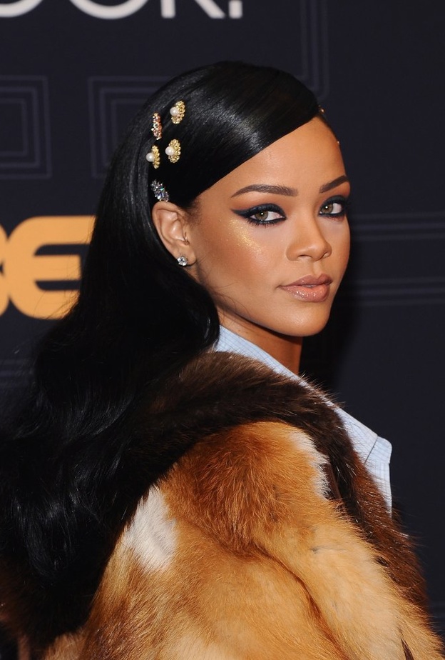 طرق تطبيق مكياج عيون سموكي للبشرة السمراء بأسلوب ريهانا