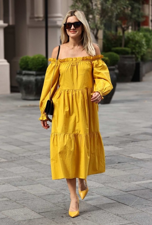 اطلالات صيفية باللون الاصفر الفاتح مستوحاة من الممثلة الامريكية اشلي روبرتس