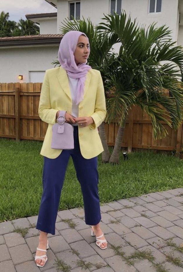  اعتمدت سمر البرشا بليزر باللون الأصفر