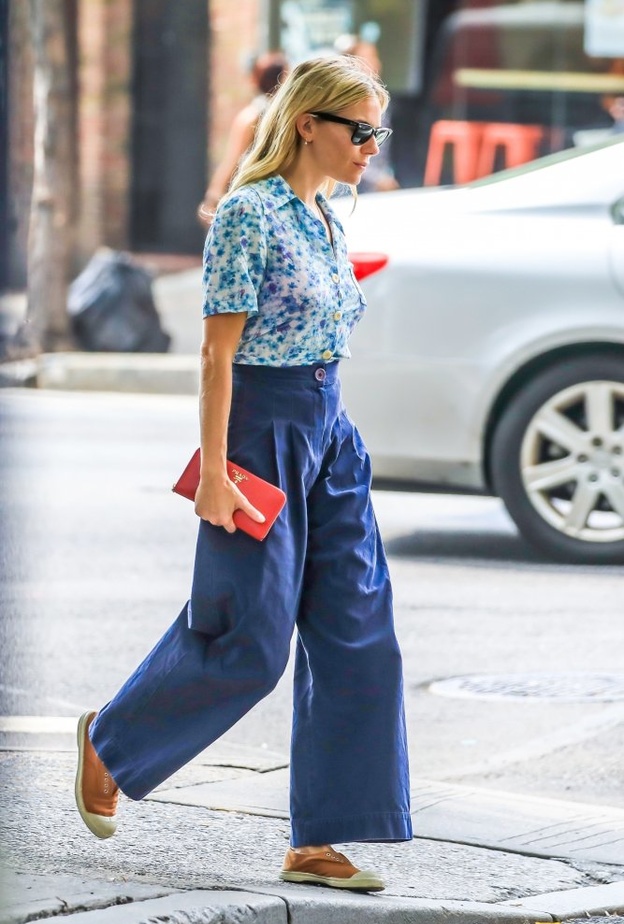 نسقت السروال الواسع مع القميص المزين بنقشة الورود