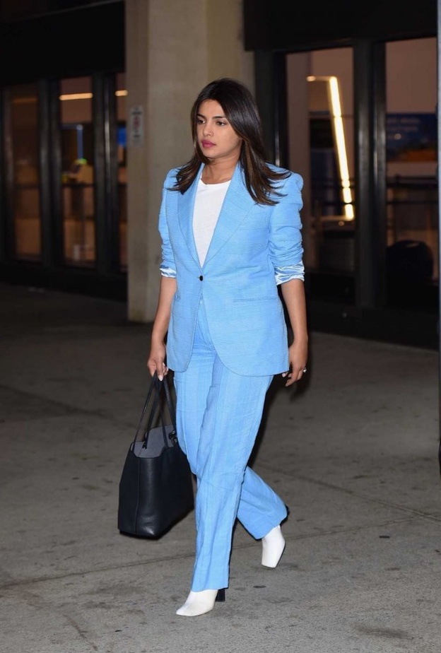  موديلات بدلات رسمية نسائية زرقاء لخريف 2020 من وحي اطلالة Priyanka Chopra