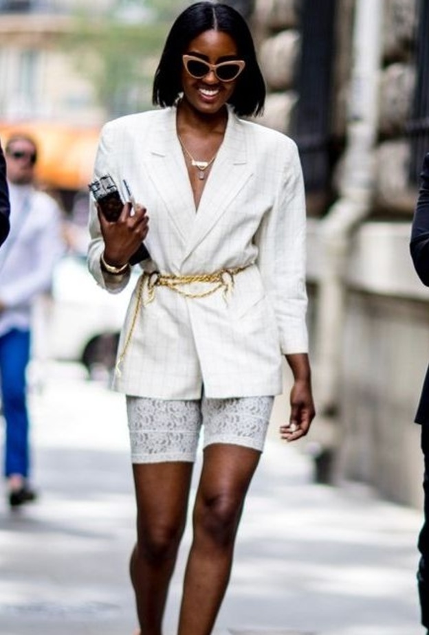  أضيفي حزاماً فوق البليزر لتحديد خصرك