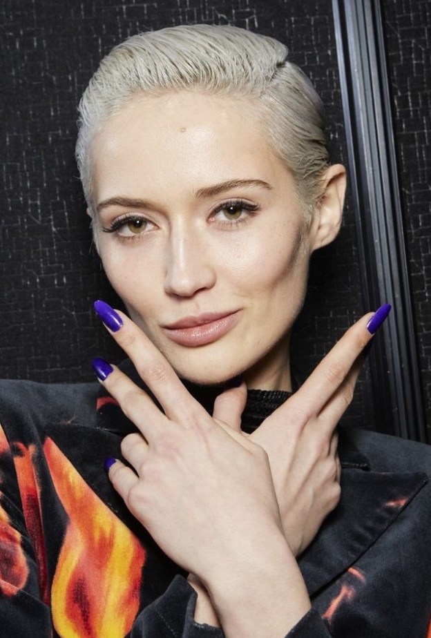 اجمل الوان مناكير بتدرجات اللون الازرق لخريف 2020 من Philipp Plein