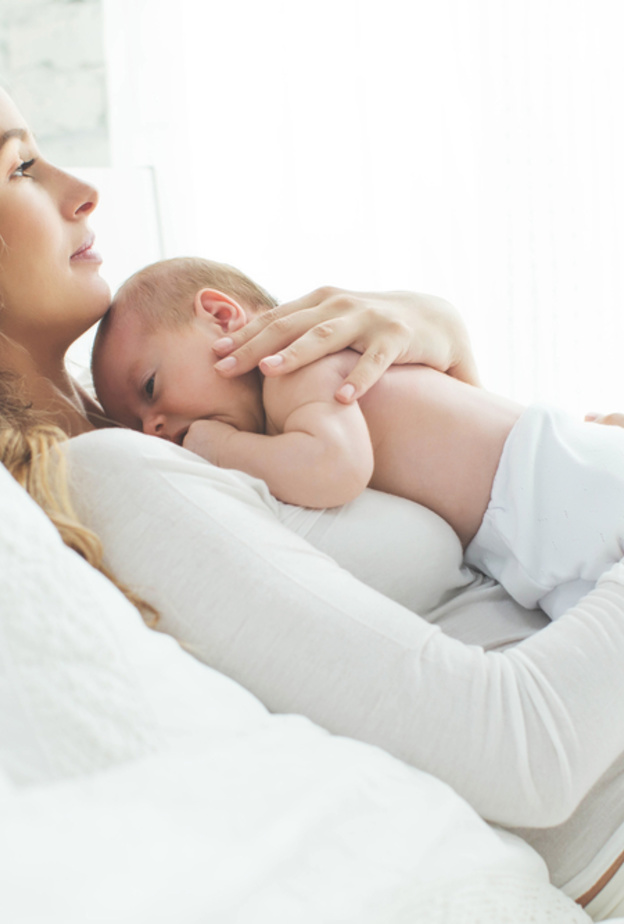 ارتداء المراة المرضعة الكمامة الطبية اثناء ارضاع الطفل لتفادي اصابته