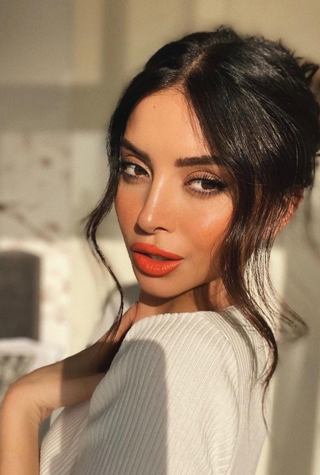 اجمل الوان احمر شفاه بارزة ومرجانية من وحي اطلالة ناتالي فنج