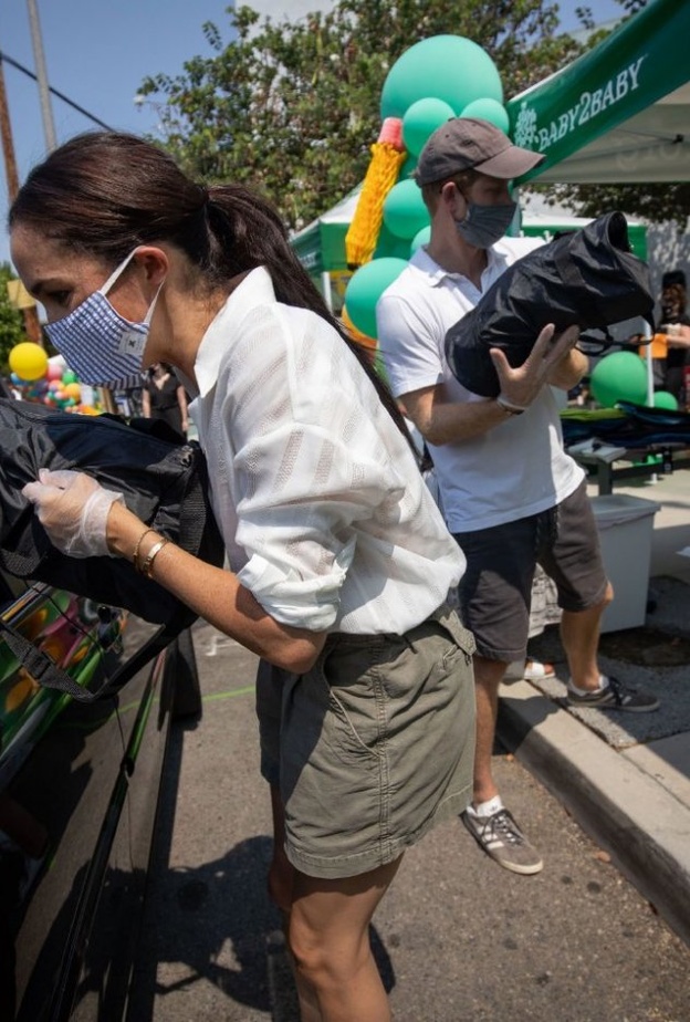  خطفت ميغان الأنظار بقميص أبيض من مجموعة فيكتوريا بيكهام