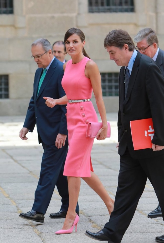  الملكة ليتيسيا في فستان ميدي ضيق باللون الزهري