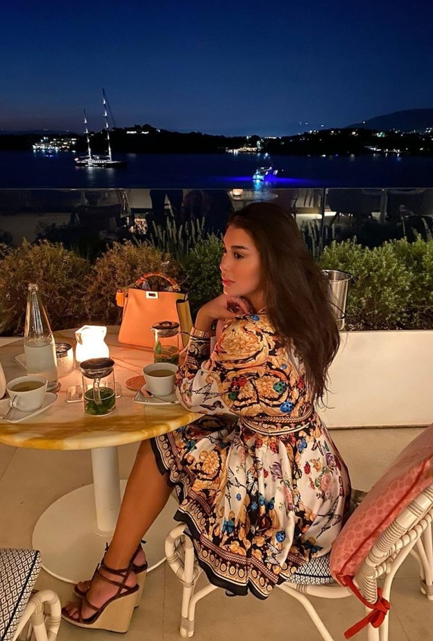 اطلالات ياسمين صبري بازياء من الالوان والزخرفات