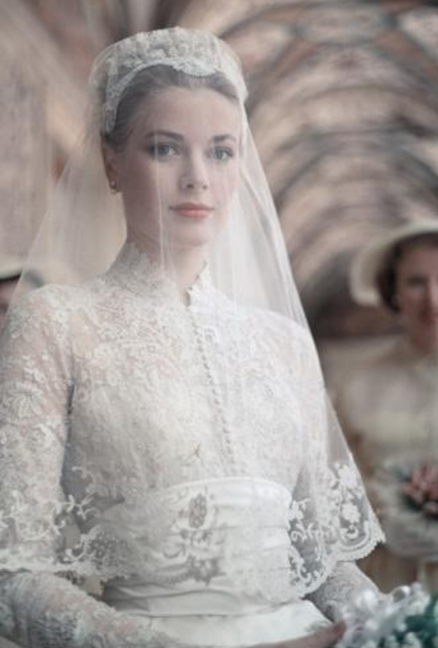 بالصور.. أجمل فساتين زفاف جميلات القصور الملكية من الأميرة بياتريس إلى غريس كيلي