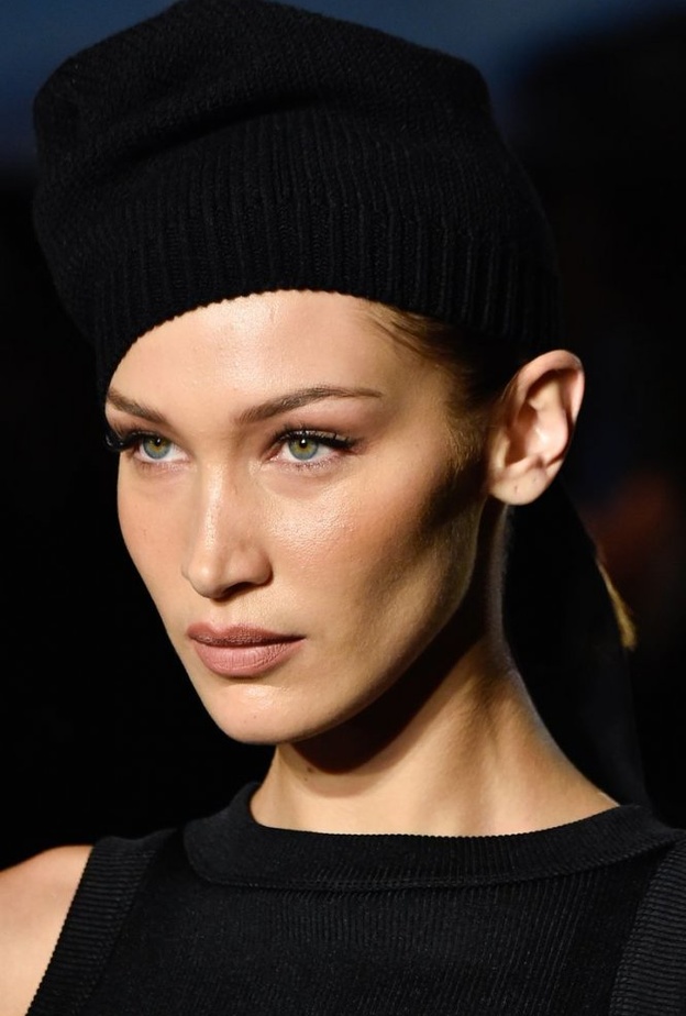 طريقة تطبيق مكياج عيون ناعم لصاحبات العيون الخضراء من Brandon Maxwell