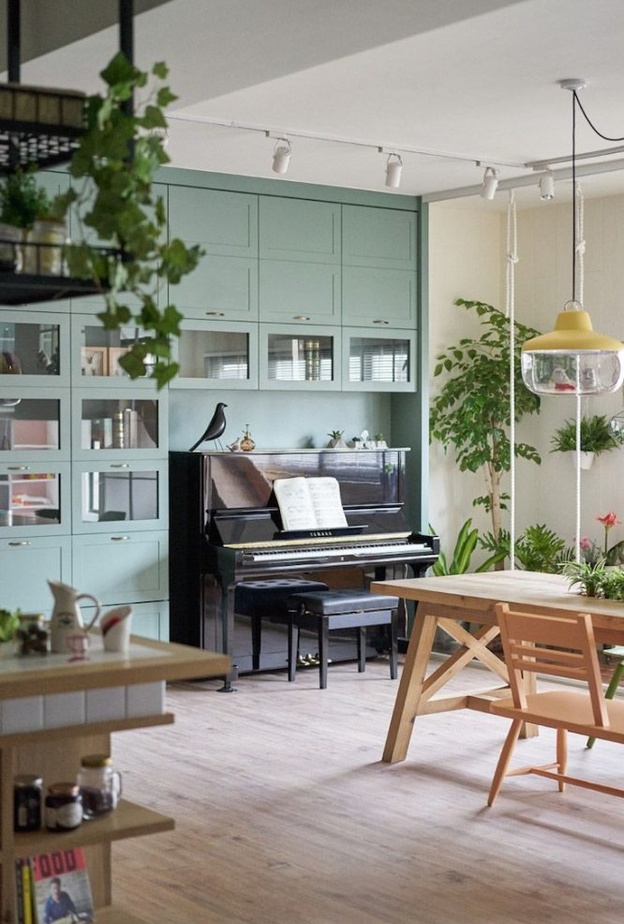 البيانو ضمن ديكور المكتبة في المنزل