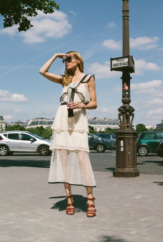 أوليفيا باليرمو أنيقة في فستان ناعم مزين بالكشكش