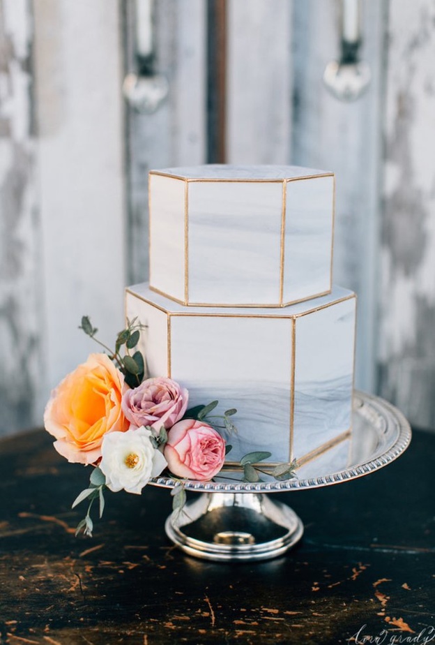  افكار مميزة لتصميم كيكات زفاف بأسطح رخامية