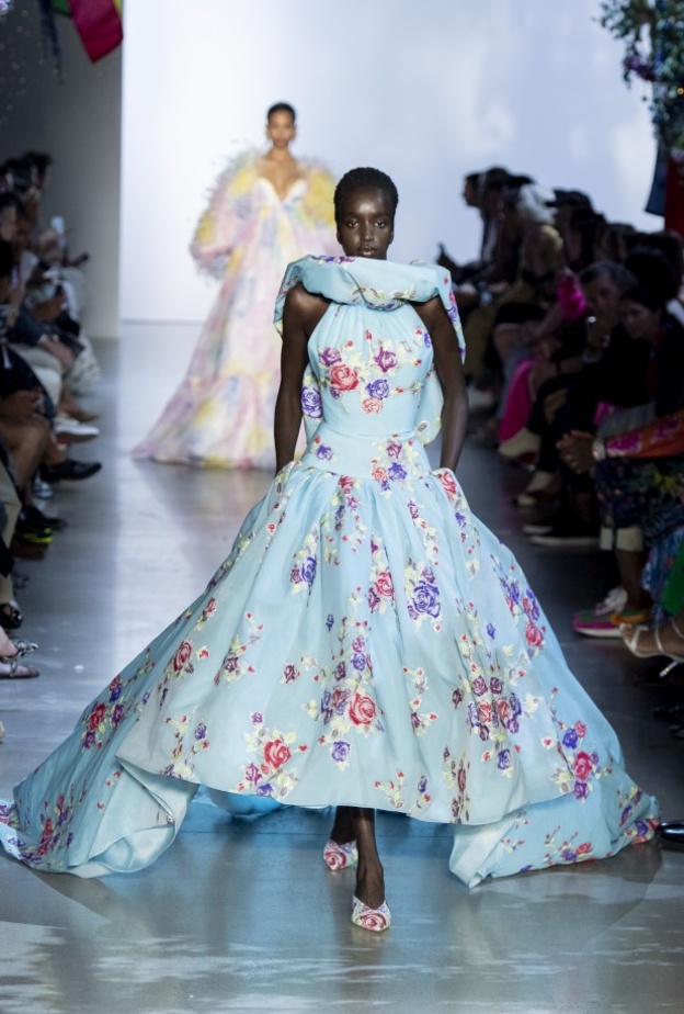 فستان أزرق بنقشة الورود من Prabal Gurung