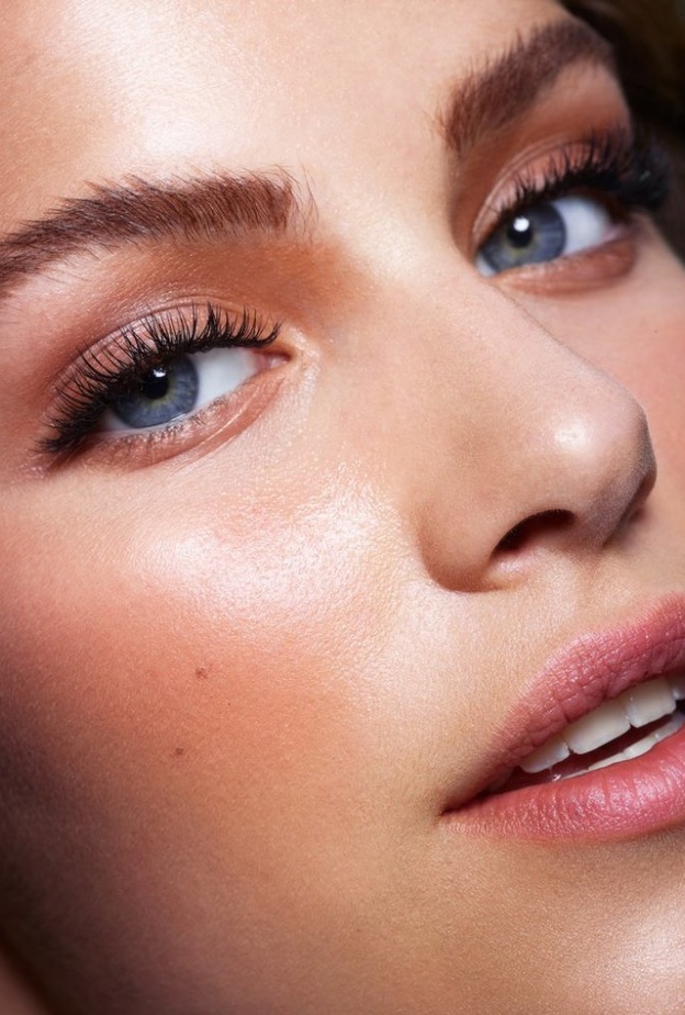 3 حيل جمالية لتطويل الرموش وتكثيفها من دون استخدام المكياج