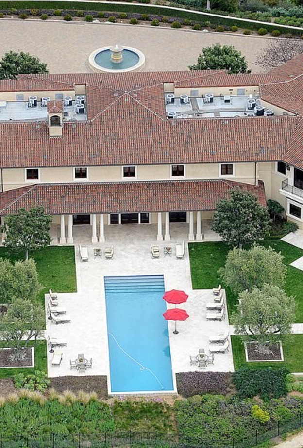  إقامة مؤقتة في منزل تايلر بيري Tyler Perry في بيفرلي هيلز