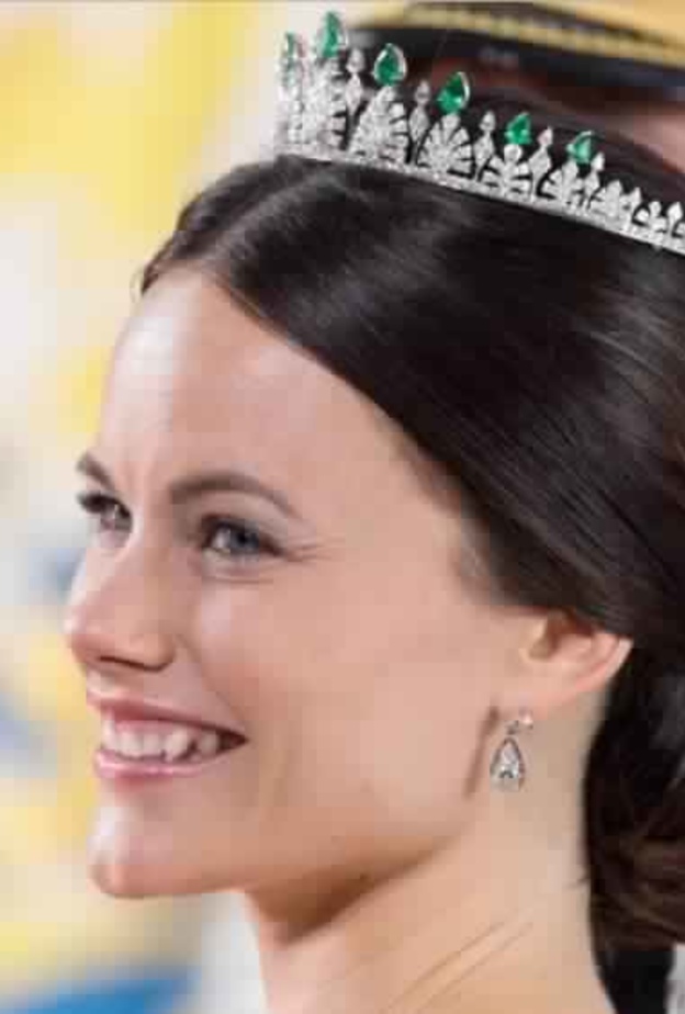 بالصور.. جميلات العائلة المالكة السويدية تتزين بأجمل التيجان 