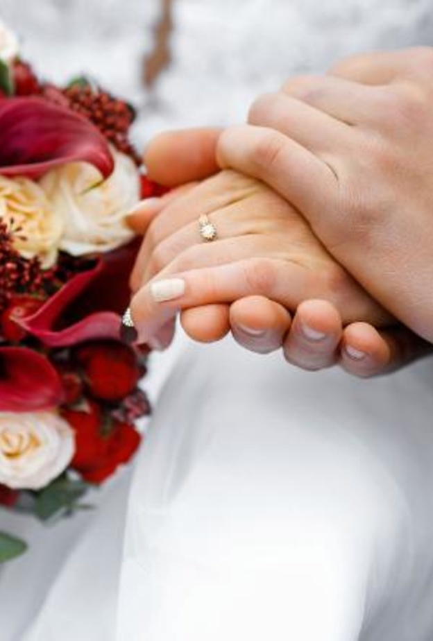  عروسان يلجآن إلى القضاء ضد كورونا لإقامة حفل الزفاف