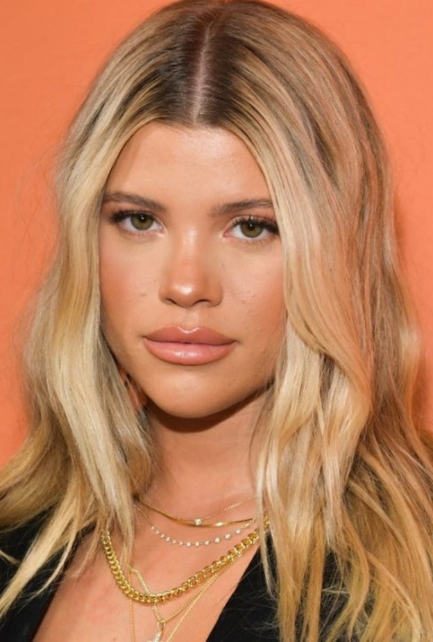 صوفيا بالشعر الويفي والمكياج الطبيعي