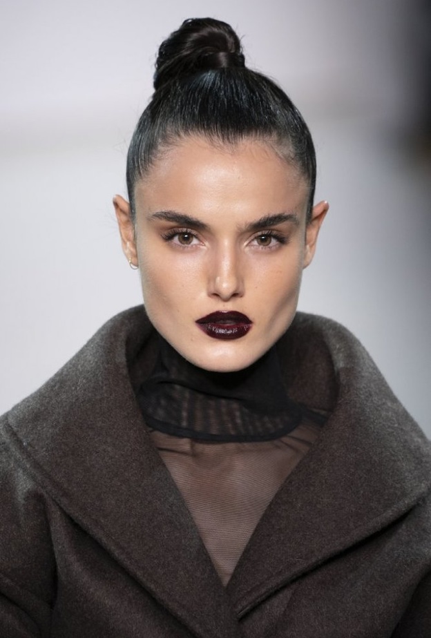 الوان احمر شفاه داكنة بتدرجات مخملية ولماعة من دار Laquan Smith