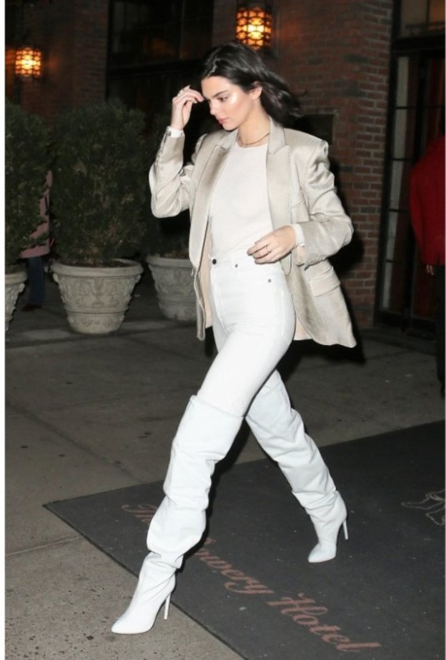  لوك خريفي عصري باللون الأبيض نسقته كيندال جينير