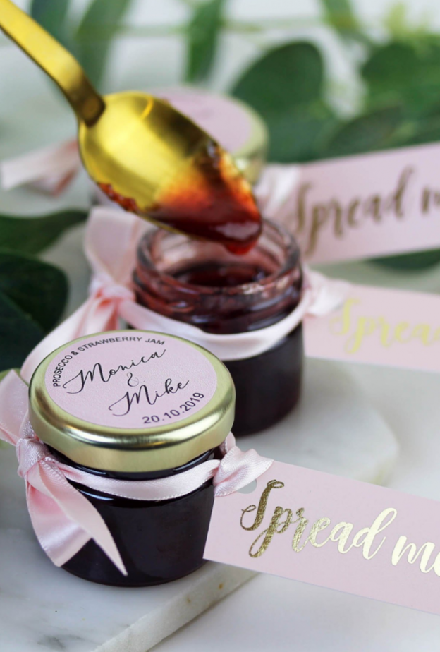 مرطبانات من المربى لتوزيعها في الزفاف