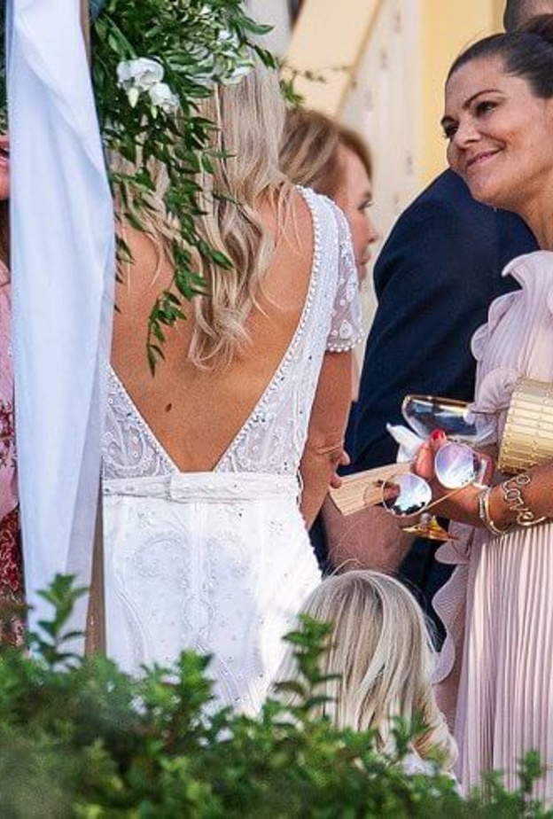  أناقة الأميرة فيكتوريا في حفل زفاف صديقتها