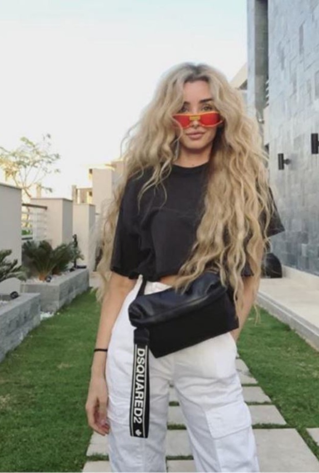 أطلت بالكروب توب الأسود ونسّقت معه سروالاً واسعاً باللون الأبيض