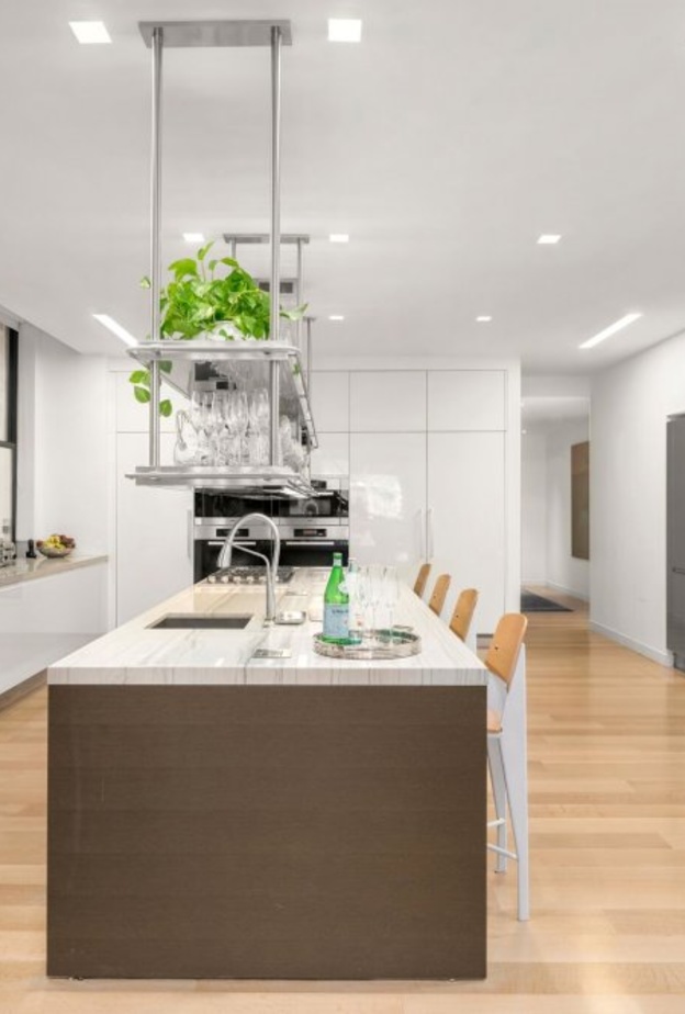 جمال المعدن في ديكور المطبخ العصري لمنزل jennifer lopez