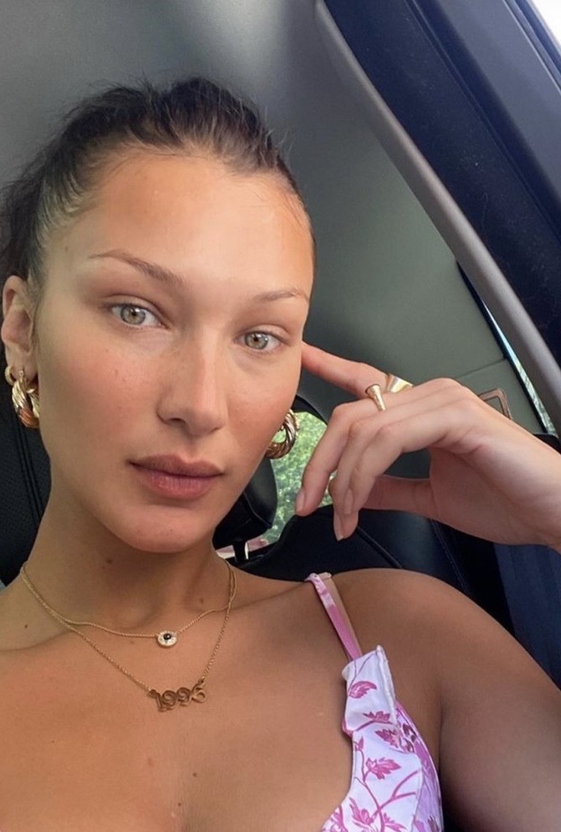 بيلا حديد تنشر صورة طبيعية جديدة لها بدون مكياج