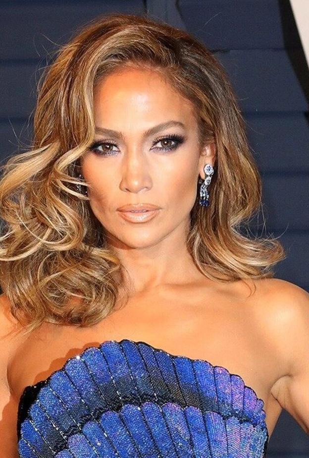  جينيفر لوبيز تطلق خط مستحضرات تجميل جديد