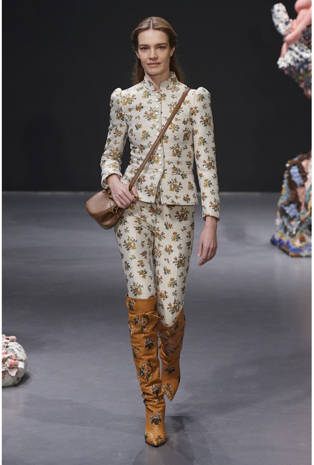 صيحات نقشات الخريف من الورود من Tory Burch