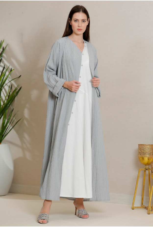 لمن تفضل البساطة المطلقة اخترنا لك عباية SH COLLECTION باللون الرمادي الفاتح